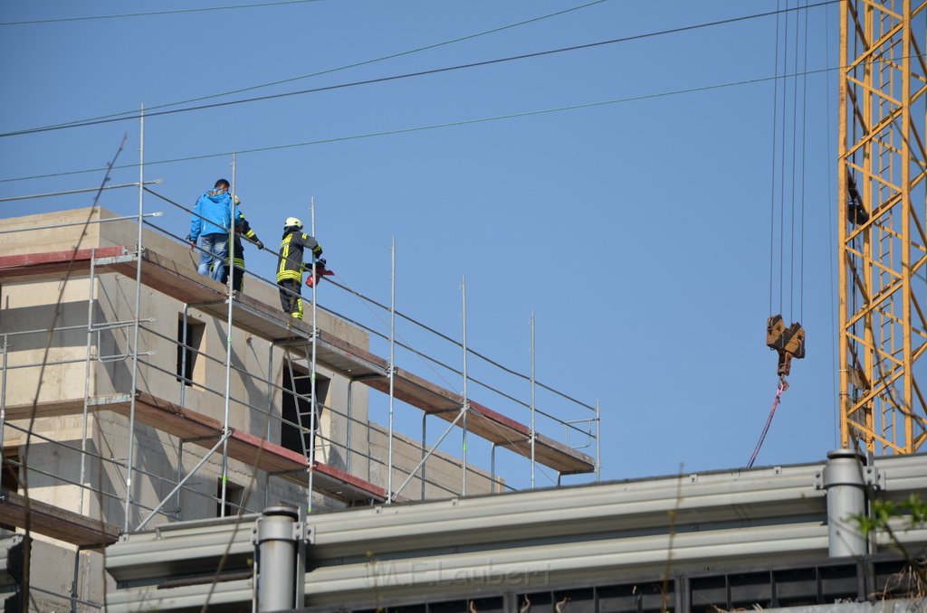 Einsatz BF Koeln Kran beruehrt Oberleitung DB Koeln Gremberg Taunusstr P162.JPG